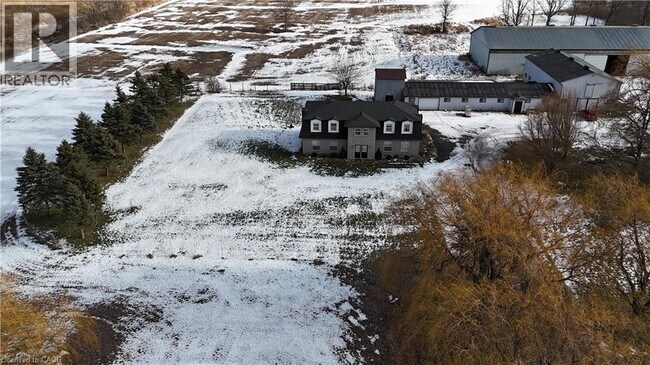 Photo - 38 ELEVENTH Road E