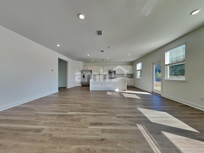 Photo - 5500 Front St