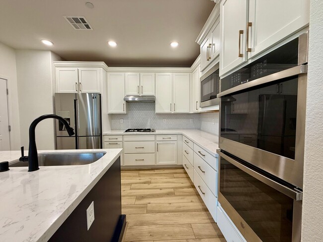 Photo - 3/BD 2.5/BA Contemporary Comfort in a Prime Location!