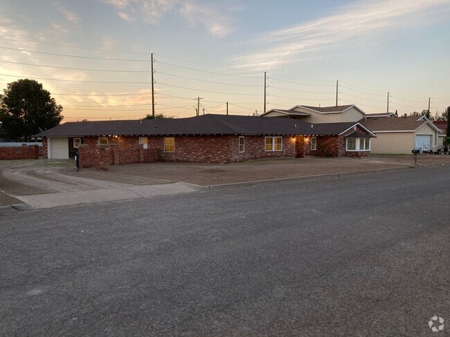 Building Photo - 914 S Hickory St Rental