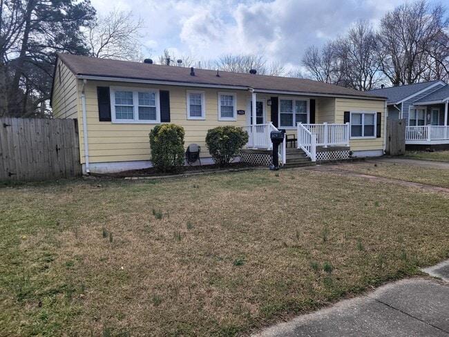 Building Photo - Gorgeous 4 Bedroom Home with Large Fenced Backyard