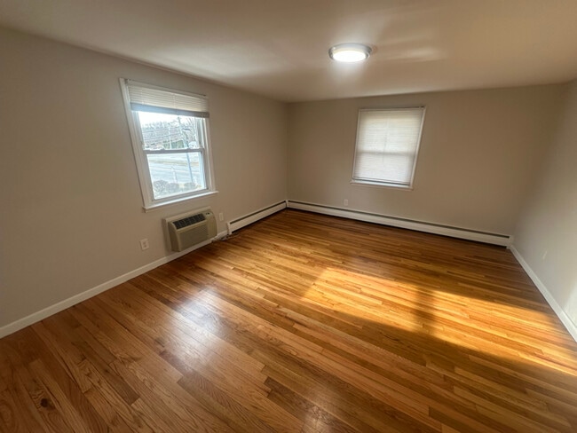 Photo - 997 Broadway