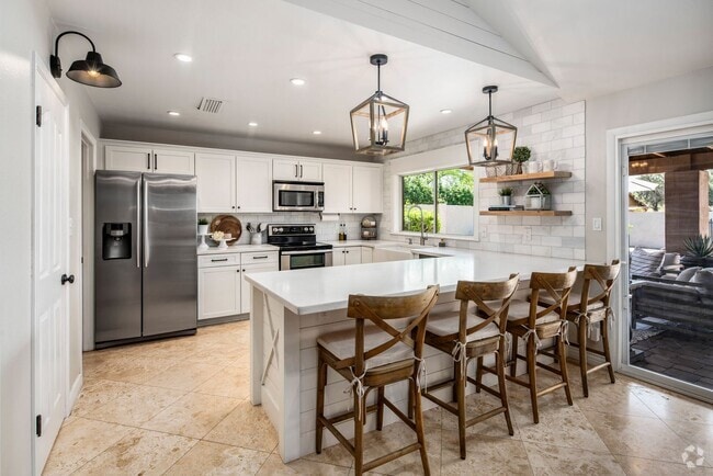Building Photo - **STUNNING 3 BEDROOM/2 BATHROOM FULLY RENO... Rental