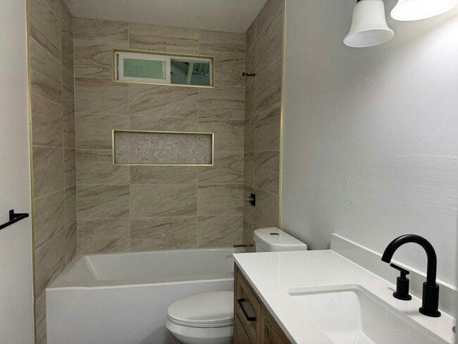 15-2712-2712 Hee St