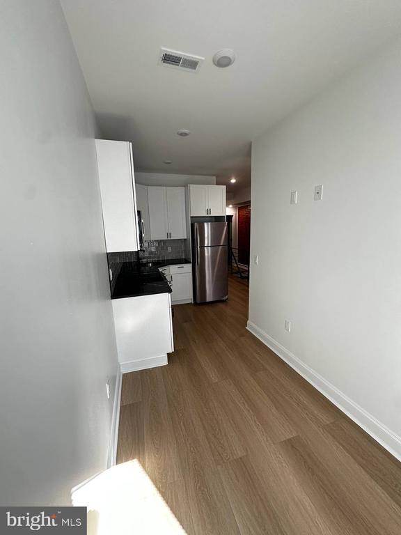 Building Photo - 1229 W Somerset St Unit B