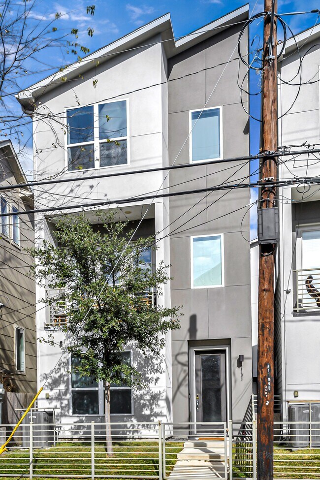 Photo - 3105 Gillespie St