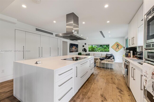 Photo - 79 Shore Dr W