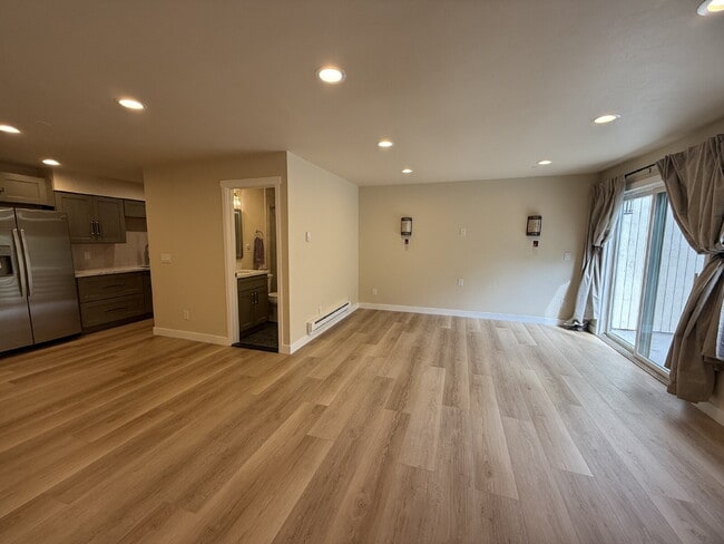 Photo - Fully Remodeled Bellevue Condo Available Now! Unidad #B8