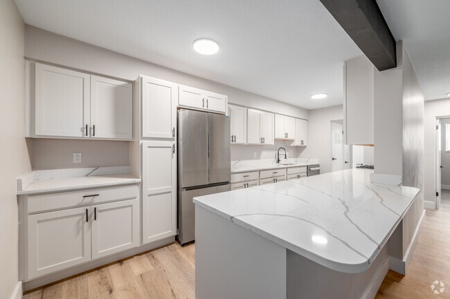 2BR, 1BA - 915SF - Kitchen