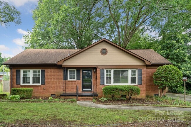 Photo - 1818 Woodland Dr House