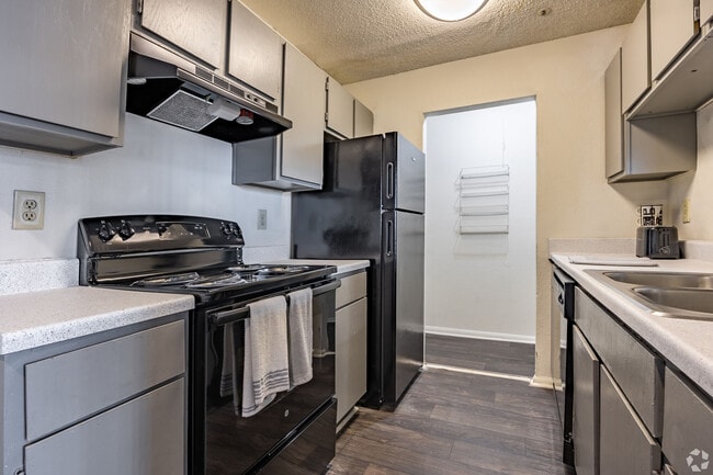 Building Photo - Covington Glen