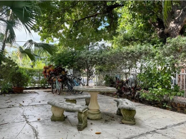 Patio delantero - 817 Meridian Ave Unidad 1