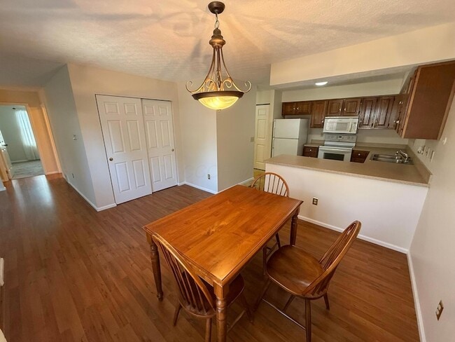 Building Photo - 430 Williamsburg Ln NW Rental