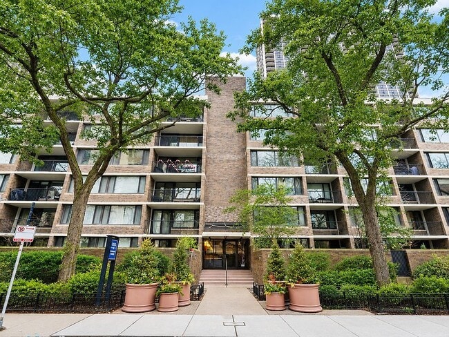 Building Photo - 1555 N Sandburg Ter Unit 201