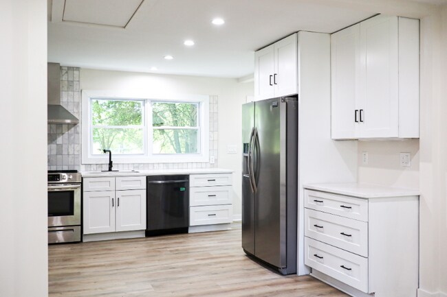 Photo - 2721 Mayflower Rd