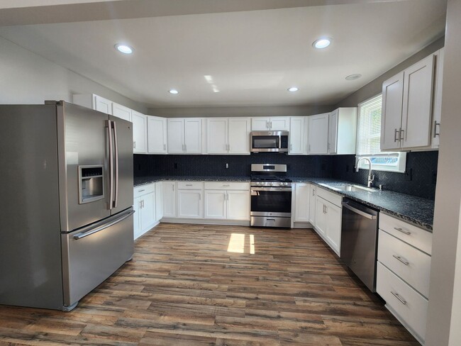 Photo - 4 Bedroom, 3 Bath Ranch in the heart of Mo...