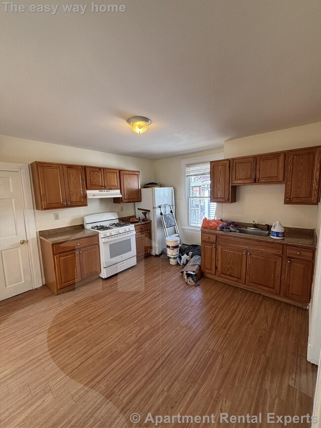 Building Photo - 569 Main St