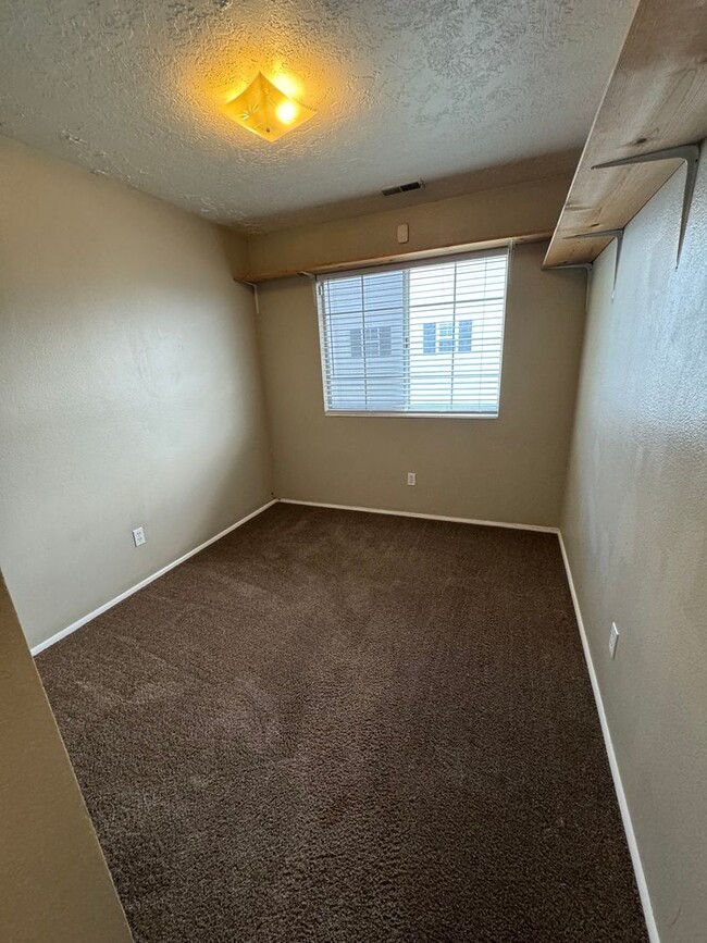 Available now! 2 bedroom 1 bath! - Available now! 2 bedroom 1 bath! Condo