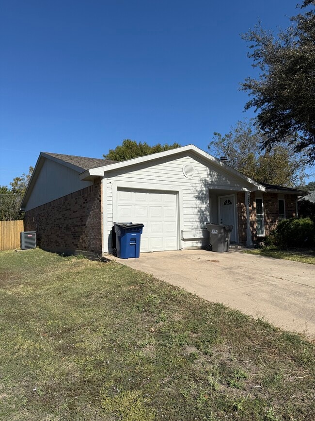Building Photo - 125 London Ln