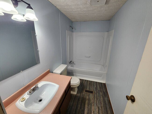 Photo - 491 Chapman Rd