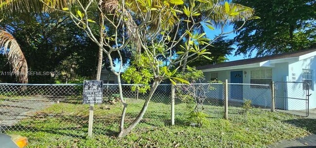 Photo - 161 NW 40th St Unit 2