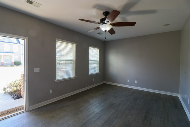 Photo - 215 Favorite Dr