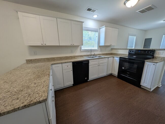 Photo - 426 W 4th St