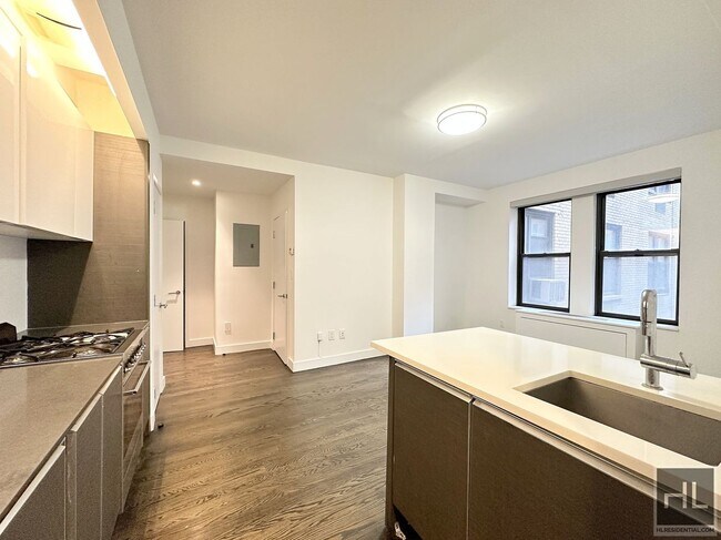 KING SIZE 1 bedroom 1 bathroom with washer and dryer.
