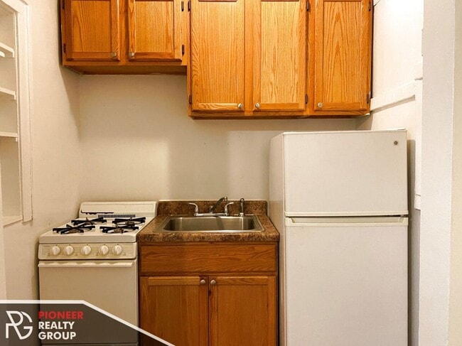 Building Photo - 2536 N Sawyer Ave Unit 202