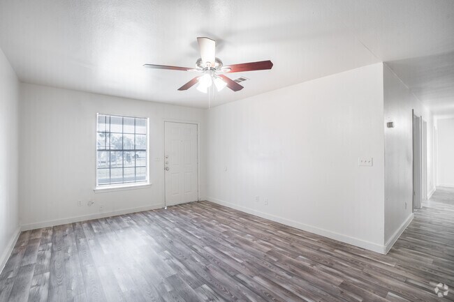 4BR, 2BA - 1,350SF - Living Room - Windmill Run