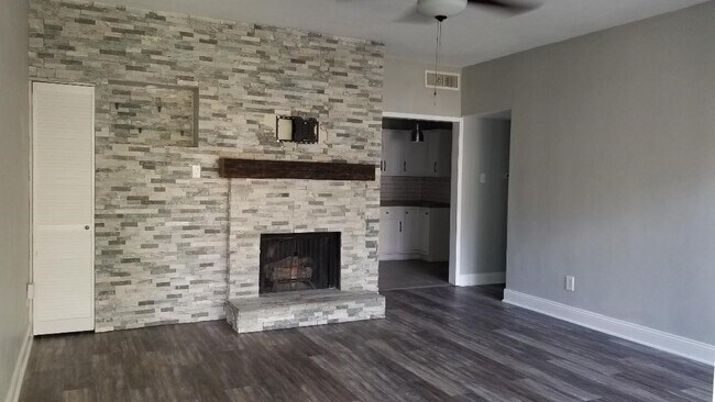 Photo - 2100 Tanglewilde St Unidad 525