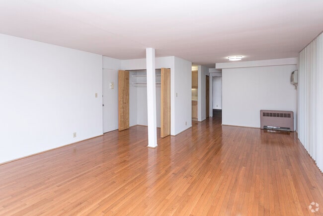 1BR, 1BA - 733 SF
