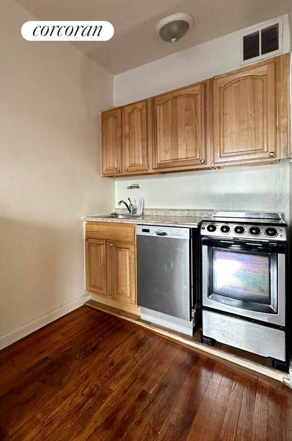 Photo - 444 W 49th St