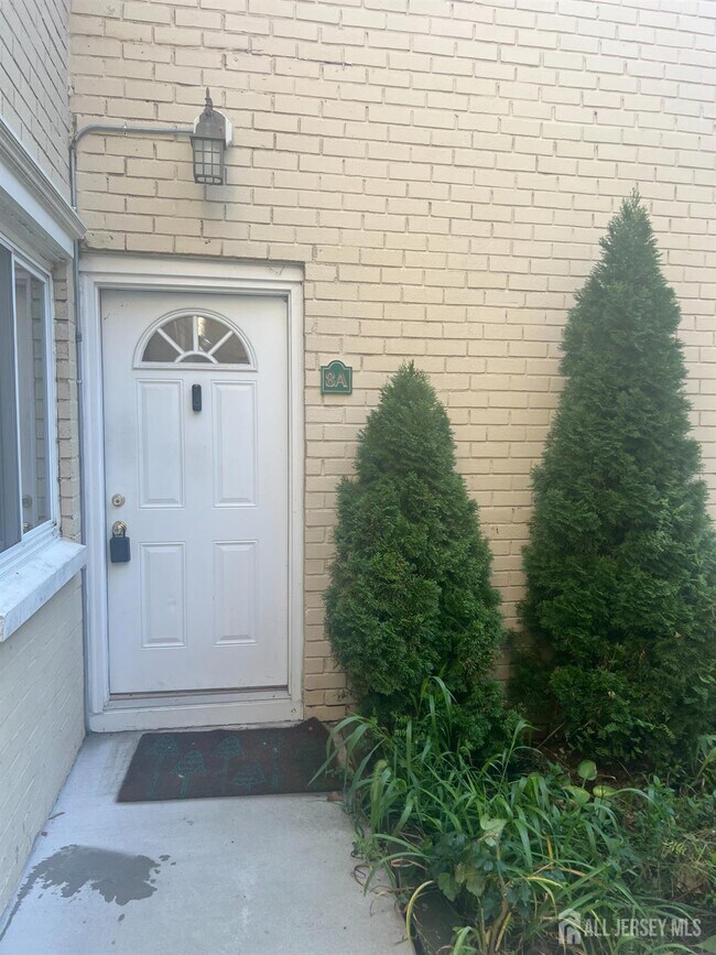 Building Photo - 18 Lake Ave Unit 8A