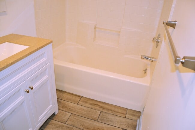 Building Photo - 522 W McMicken Ave Unit 2