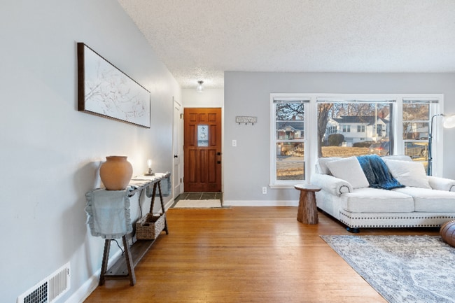 Photo - 6335 William St