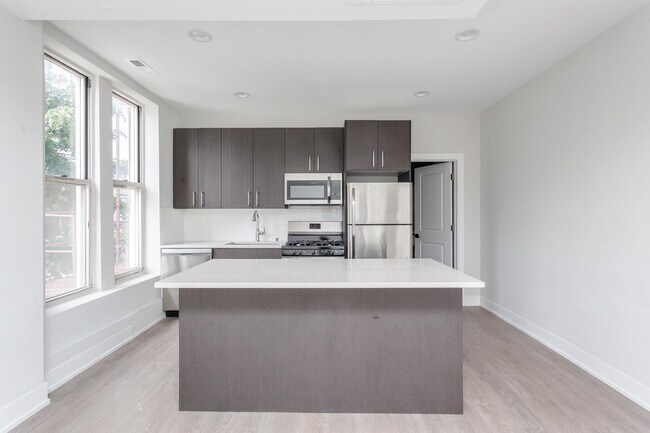 Building Photo - 2 bedroom in Chicago IL 60608 Unit 3F Rental