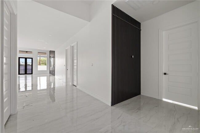 Photo - 32 Zimmerius Ave