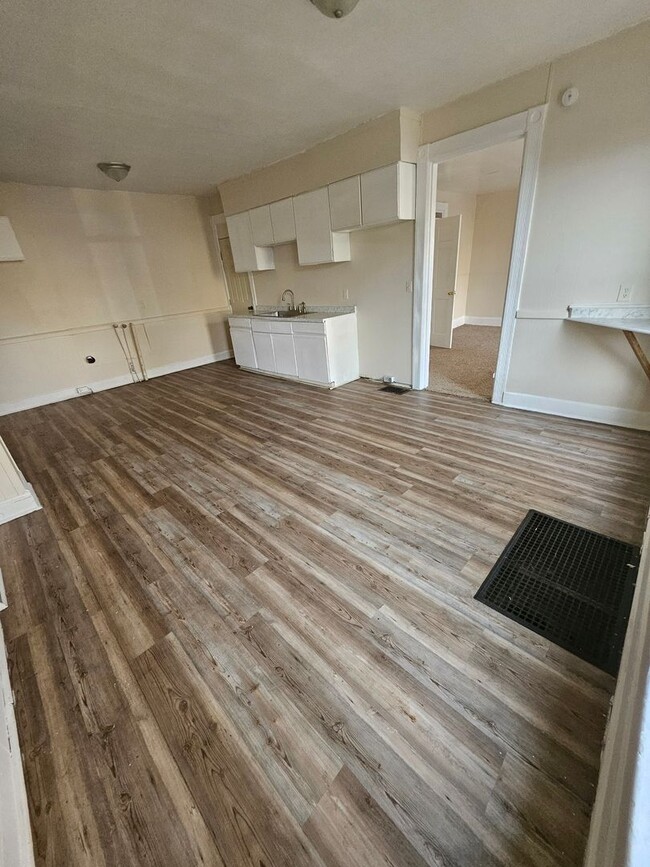 Building Photo - 4 bedroom townhouse style unit on west side