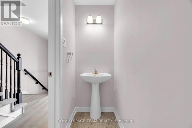 Photo - 810 Parnian Private