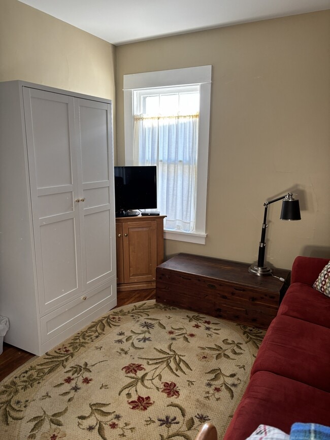 Building Photo - 4124 Seneca St Unit Lower