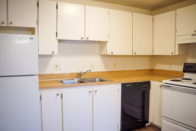 Photo - Tranquil 2nd Floor 1 Bed, Large Private Deck, Close to Mt. Hood Community College! Unit B