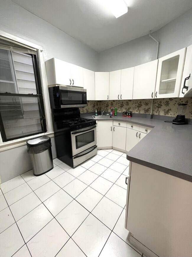Large Kitchen - 812 Pavonia Ave Unit #A