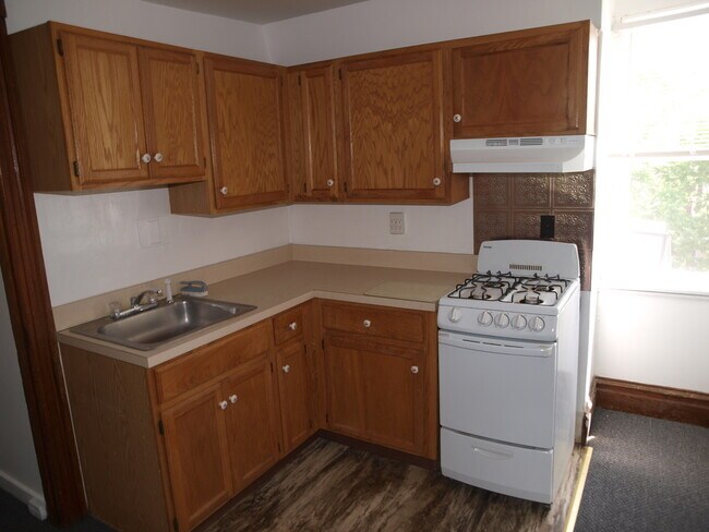 Cocina con fregadero y estufa - 39 S 10th St Apartamentos Unidad 3