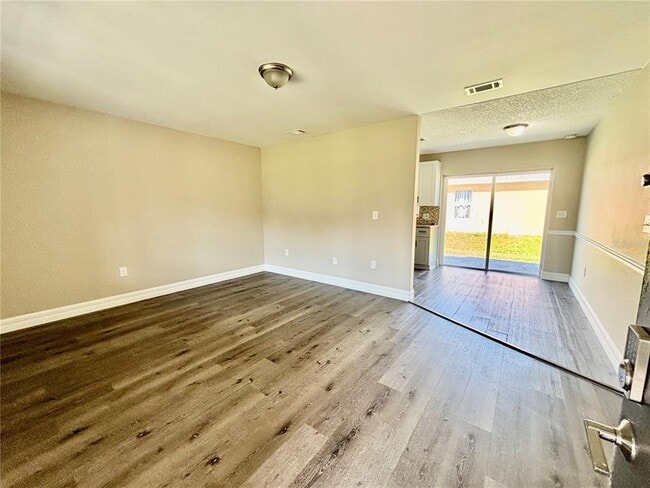 Photo - 504 Blackbird Ln