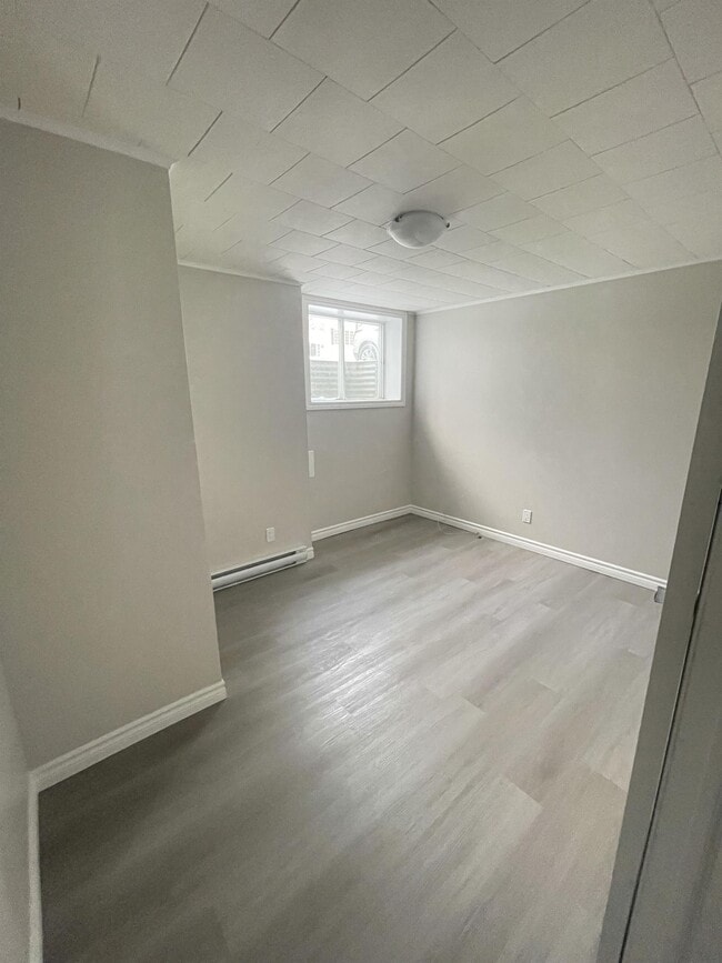 Photo - 14 Riverside Dr E