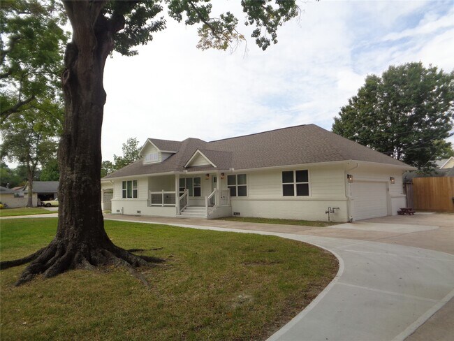 Building Photo - 2035 Sherwood Forest St