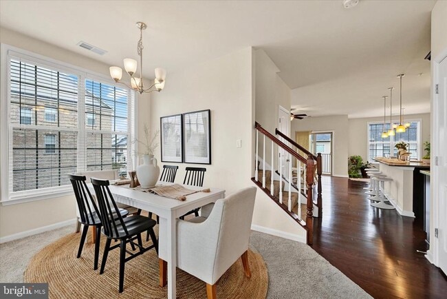 Photo - 2557 Campus Way N