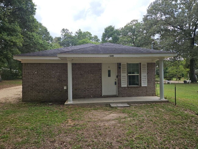 Building Photo - "Charming 3-Bed, 2-Bath Retreat Awaits!"