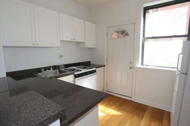 Photo - 728 W Barry Unit B2